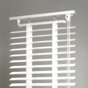 Vit träpersienn med classic komponenter, vita snören och aluminium träknopp