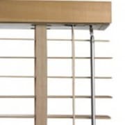 Träpersienn med plåtkasett och vridstång i aluminium